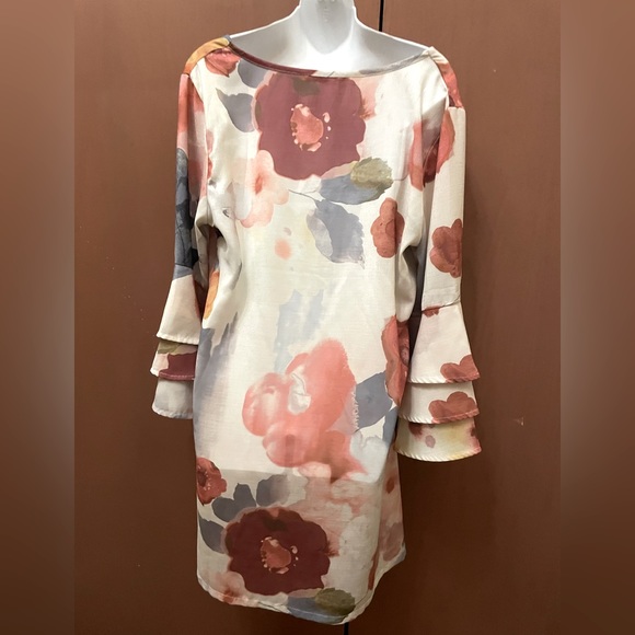 Noracora XL midi length dress with fan out layered sleeves in a floral pattern - Picture 3 of 10